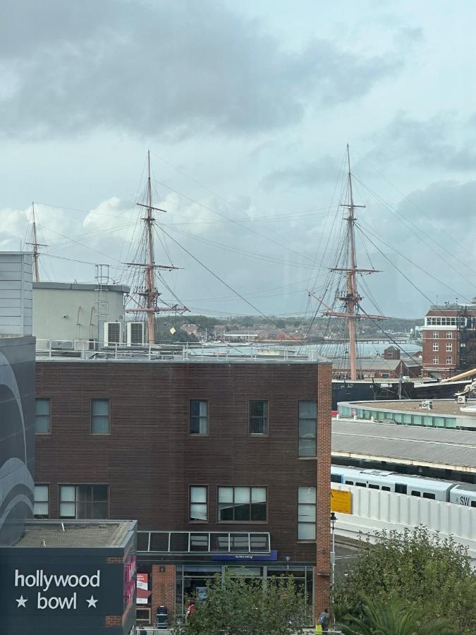 פורטסמות' Gunwharf Quays Harbour Apartments מראה חיצוני תמונה