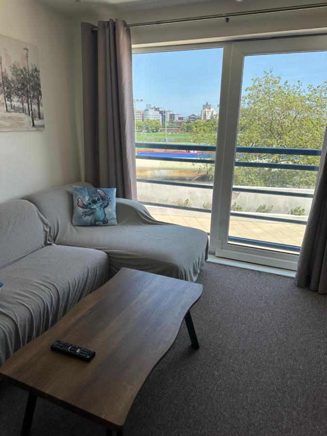 פורטסמות' Gunwharf Quays Harbour Apartments מראה חיצוני תמונה
