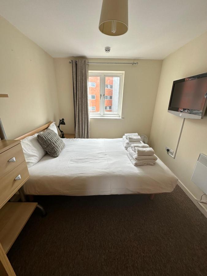 פורטסמות' Gunwharf Quays Harbour Apartments מראה חיצוני תמונה