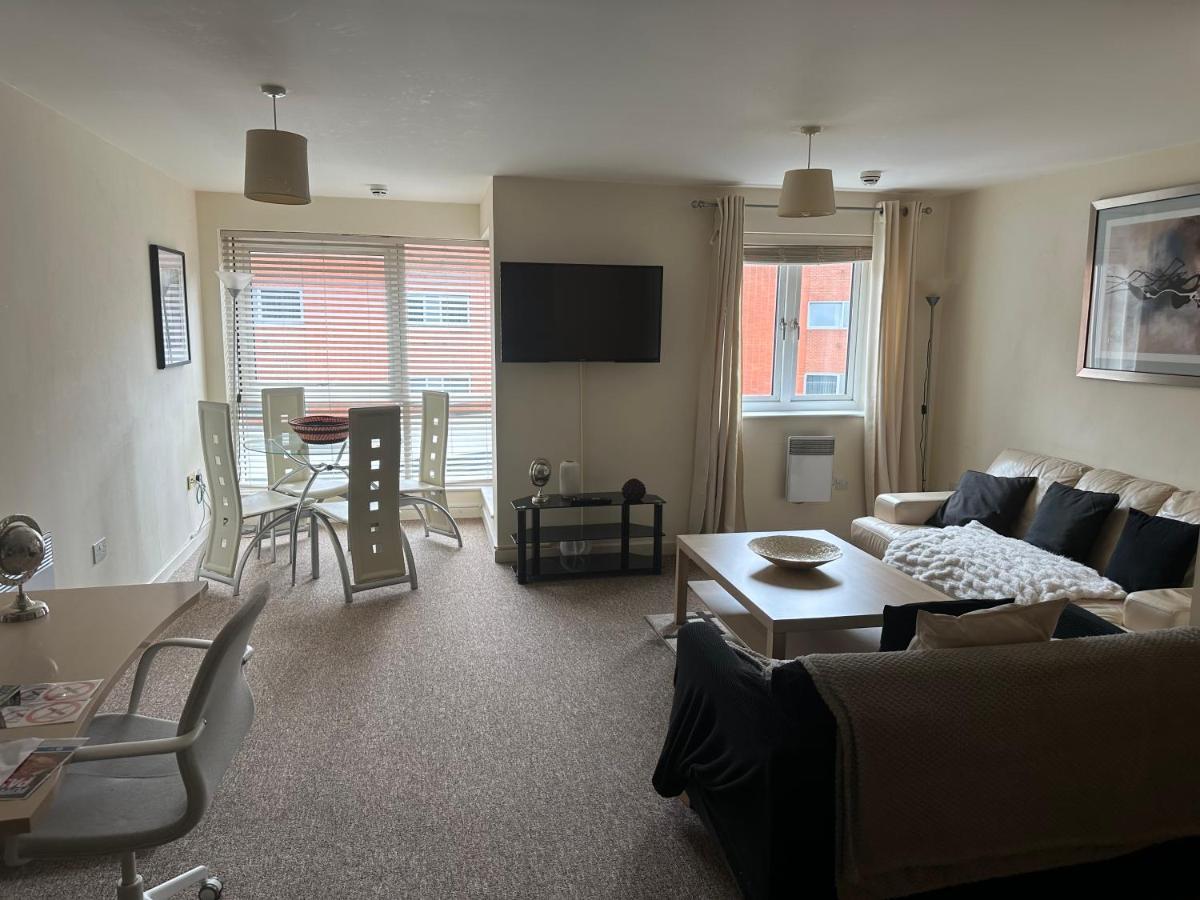פורטסמות' Gunwharf Quays Harbour Apartments מראה חיצוני תמונה