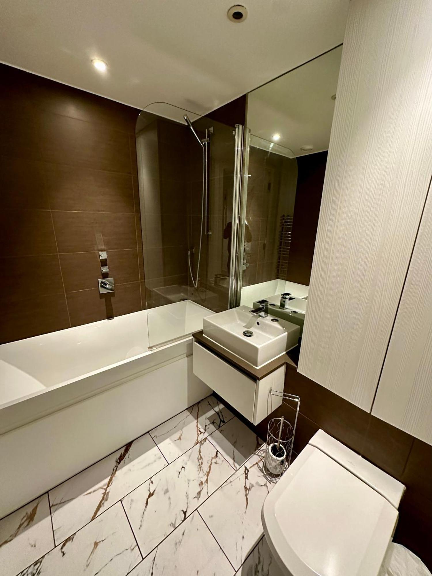 פורטסמות' Gunwharf Quays Harbour Apartments מראה חיצוני תמונה