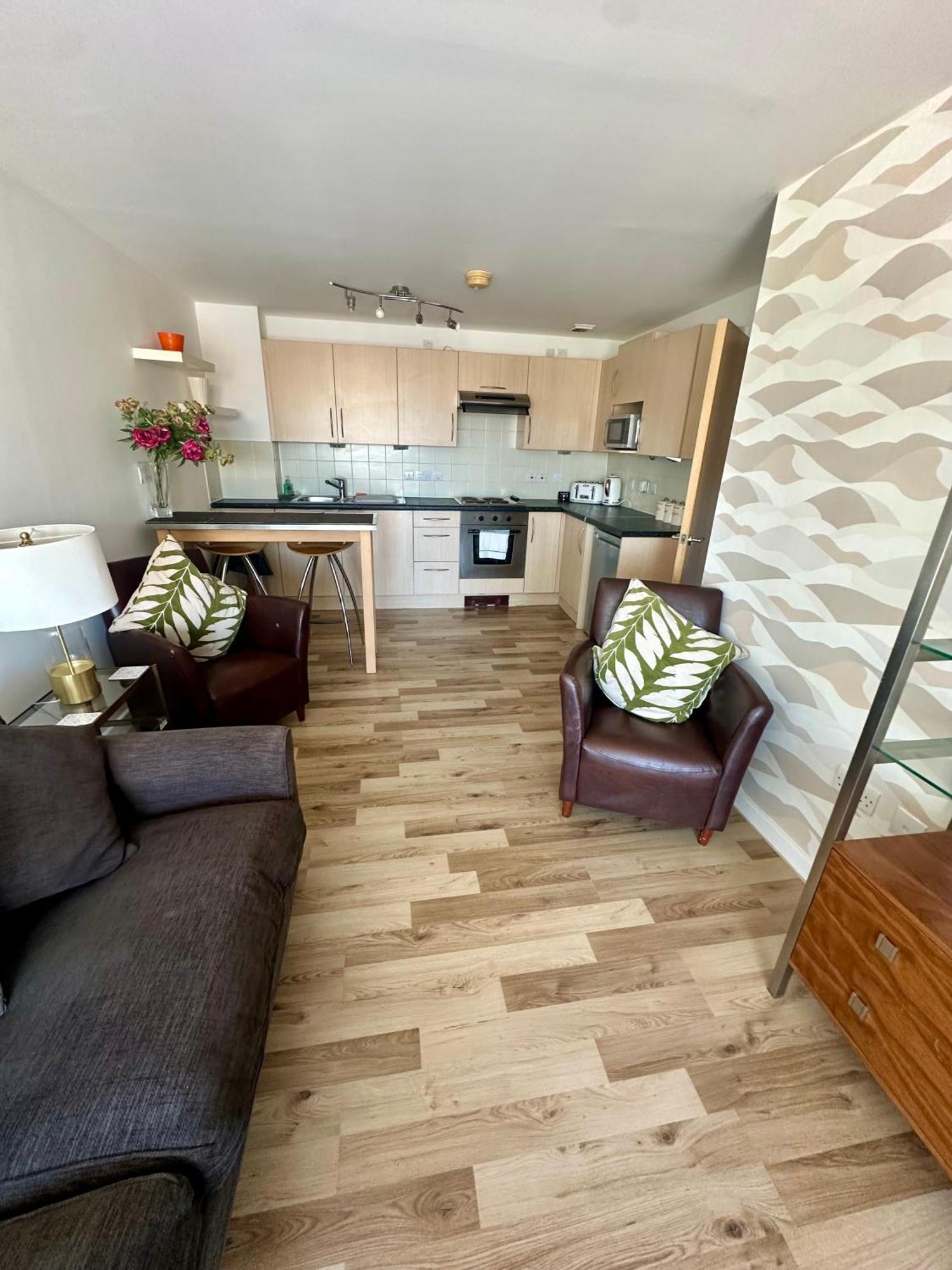 פורטסמות' Gunwharf Quays Harbour Apartments מראה חיצוני תמונה