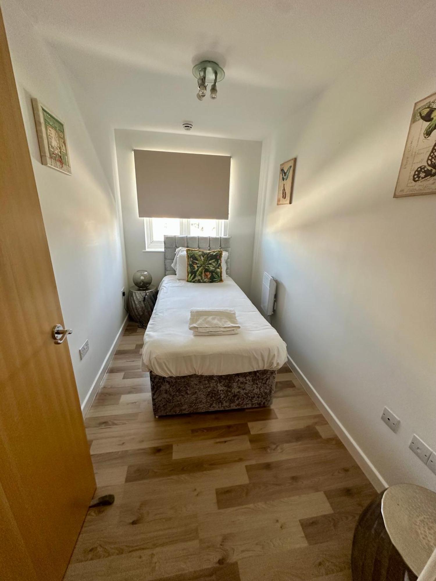 פורטסמות' Gunwharf Quays Harbour Apartments מראה חיצוני תמונה