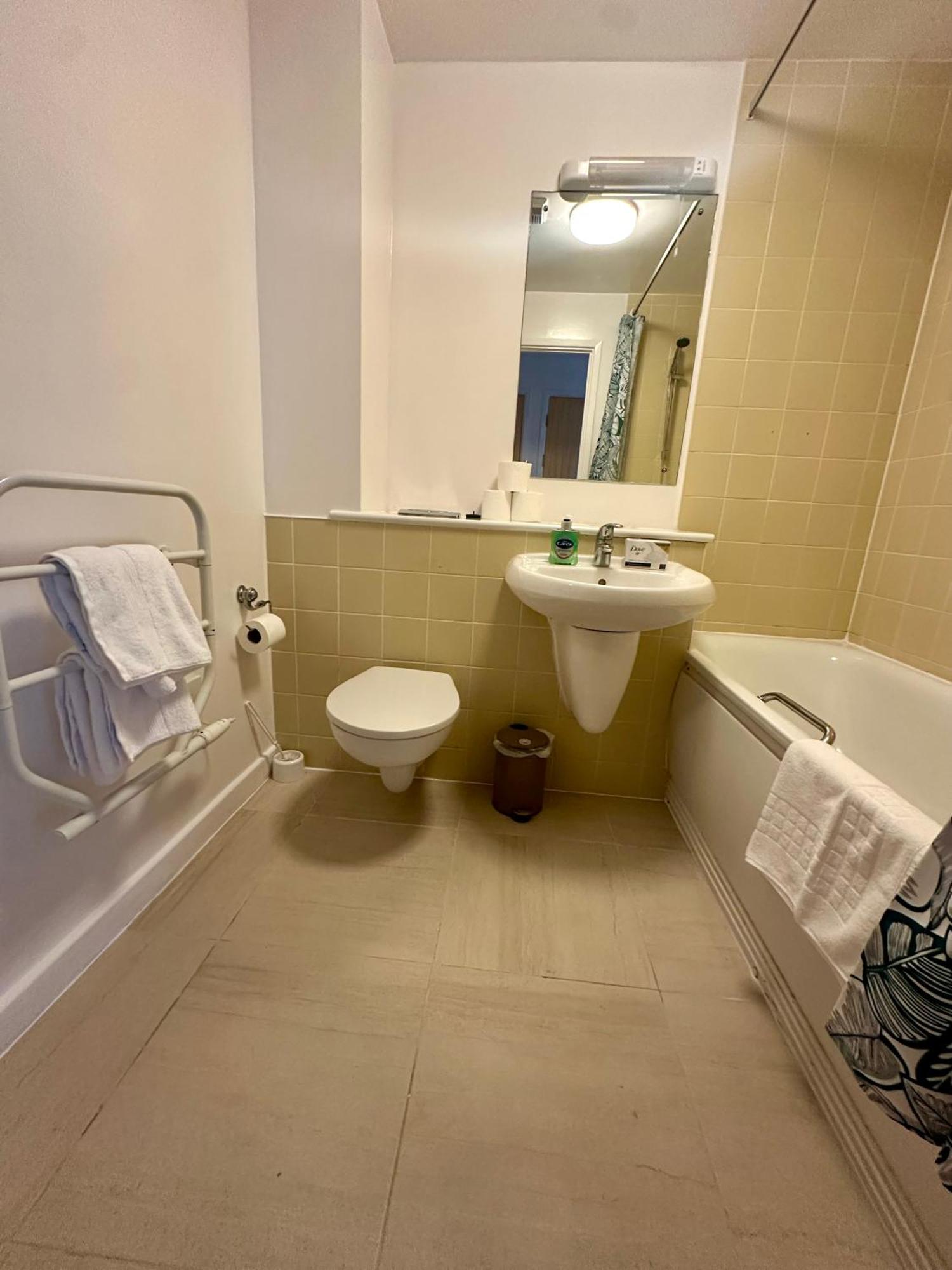 פורטסמות' Gunwharf Quays Harbour Apartments מראה חיצוני תמונה