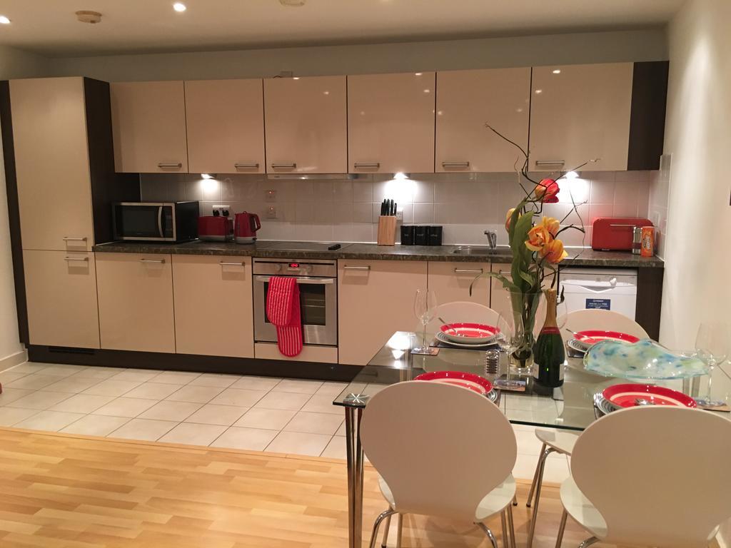 פורטסמות' Gunwharf Quays Harbour Apartments מראה חיצוני תמונה