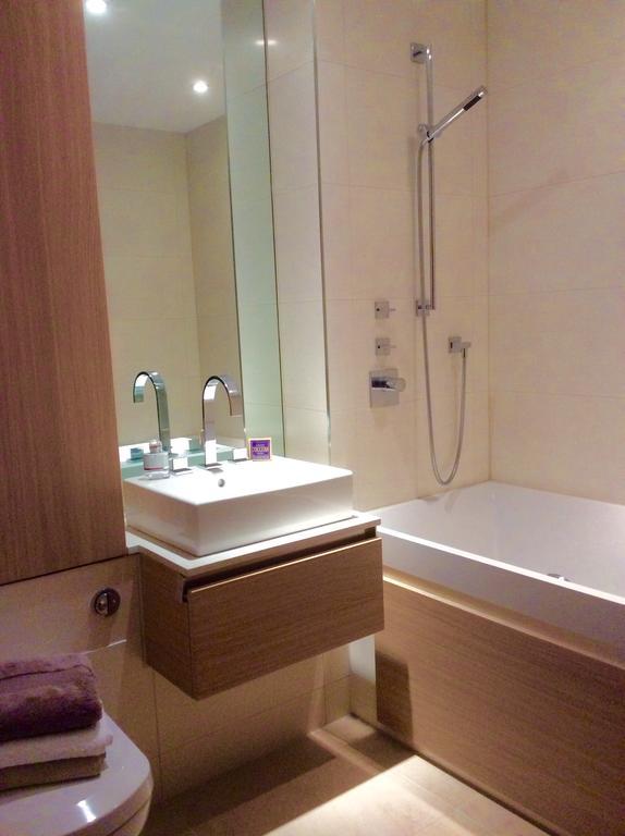 פורטסמות' Gunwharf Quays Harbour Apartments מראה חיצוני תמונה
