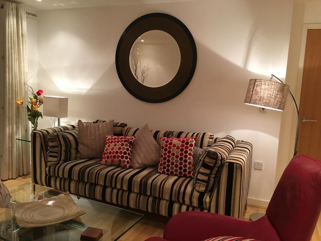 פורטסמות' Gunwharf Quays Harbour Apartments מראה חיצוני תמונה