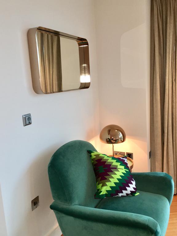 פורטסמות' Gunwharf Quays Harbour Apartments מראה חיצוני תמונה