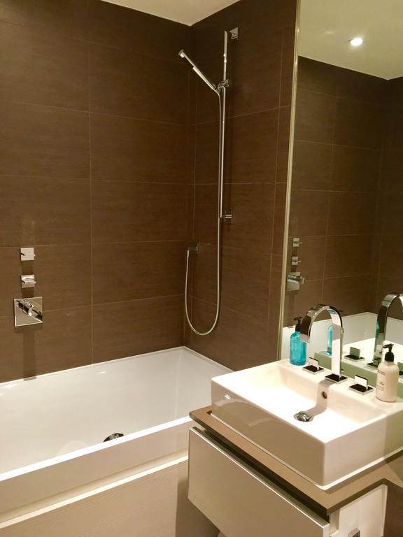 פורטסמות' Gunwharf Quays Harbour Apartments מראה חיצוני תמונה